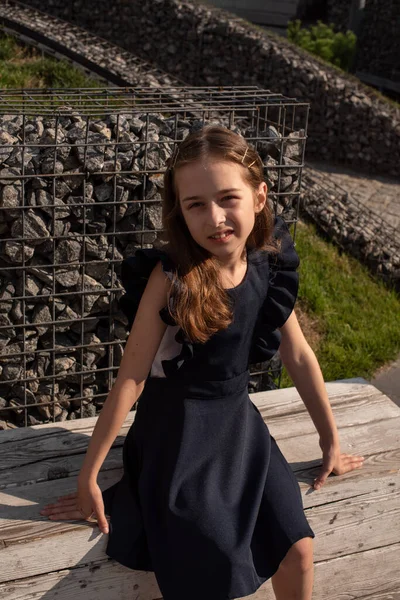 Krásná mladá dívka v vintage šaty pózuje venku — Stock fotografie