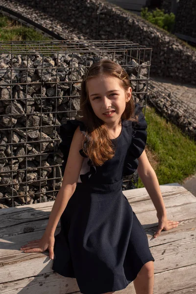 Όμορφη νεαρή κοπέλα σε vintage φόρεμα θέτοντας σε εξωτερικούς χώρους — Φωτογραφία Αρχείου