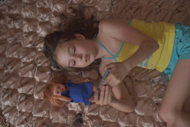 Güzel genç kadın bir akıllı telefon kullanarak ve yatakta yatan gülümseyen bir selfie yapıyor