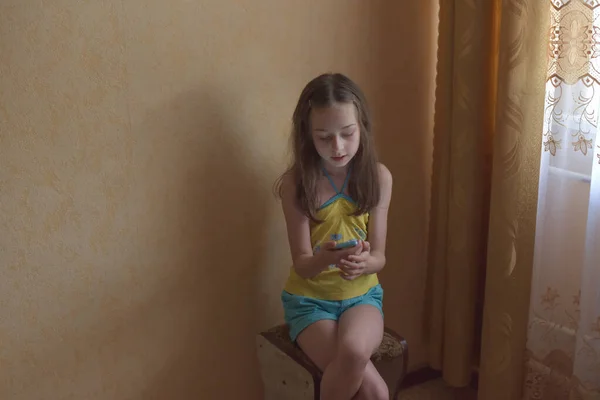 셀카 스타. 작은 소녀는 스마트폰으로 셀카를 찍습니다. 휴대 전화로 셀카 카메라를 찍는 어린 아이. — 스톡 사진