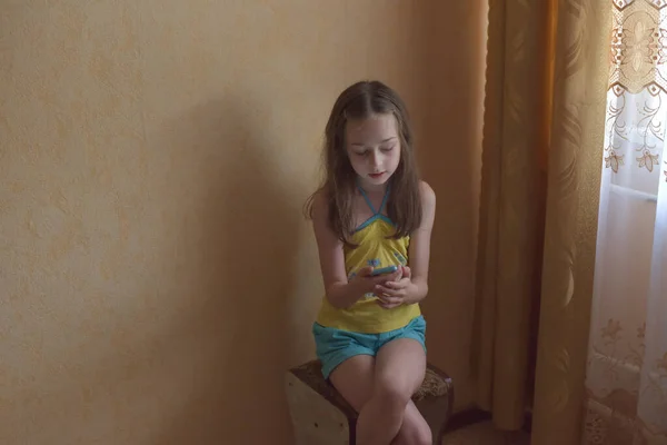 Звезда селфи. Маленькая девочка делает селфи со смартфоном. Маленький ребенок делает селфи-камеру в мобильном телефоне . — стоковое фото