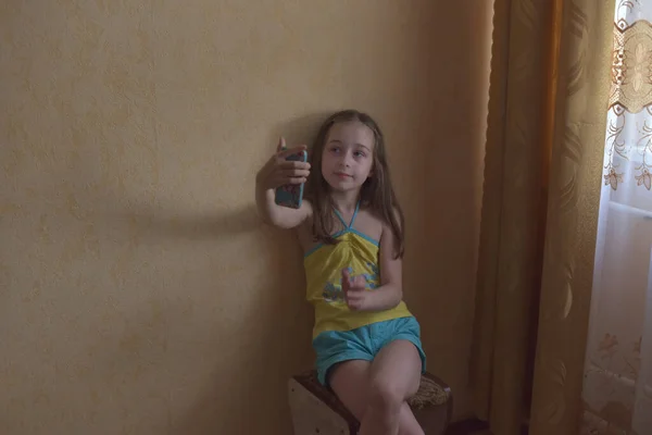 Selfie hvězda. Malá holka si vezme selfie s chytrým telefonem. Malé dítě vzít selfie fotoaparát v mobilním telefonu. — Stock fotografie