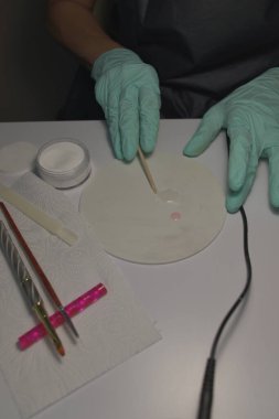 Kadın elleri güzellik salonunda manikür yaptırıyor. Tırnak törpüleme. Yaklaş, seçici odaklanma.