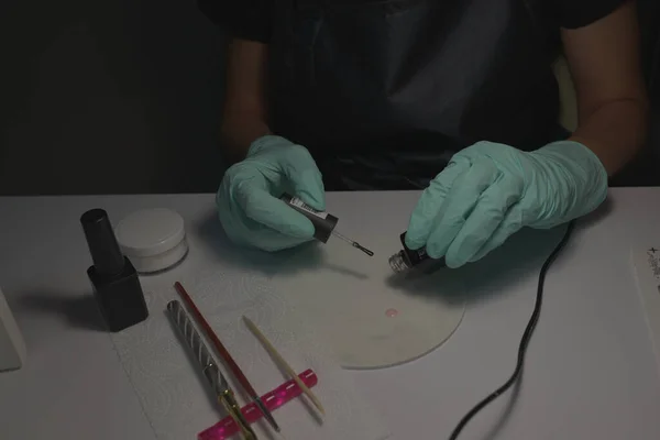 Mãos de mulher que recebem uma manicura no salão de beleza. Arquivamento de unhas. Close up, foco seletivo. — Fotografia de Stock