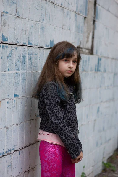 Egy kilenc éves kislány portréja. Fényképek egy 8-9 éves lányról. — Stock Fotó