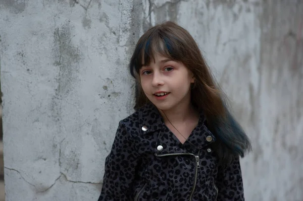 Retrato de menina de nove anos. Uma série de fotos de uma menina de 8 ou 9 anos de idade — Fotografia de Stock