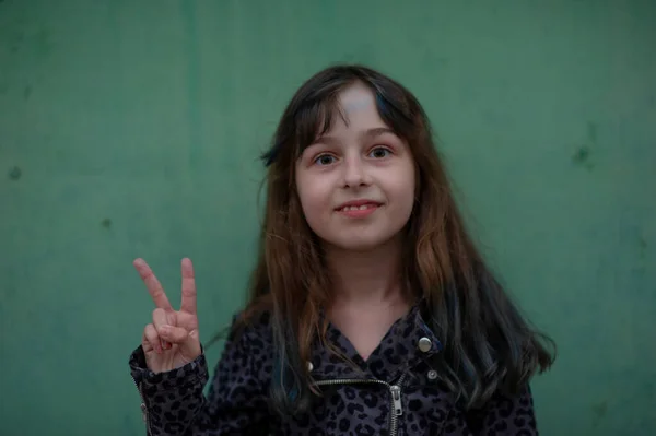 Retrato de menina de nove anos. Uma série de fotos de uma menina de 8 ou 9 anos de idade — Fotografia de Stock