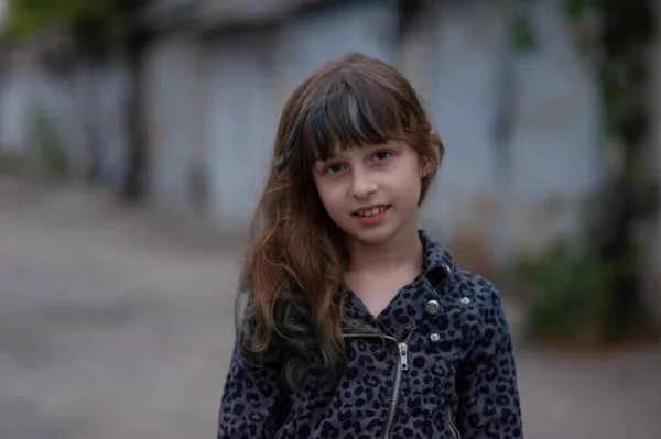 Retrato de menina de nove anos. Uma série de fotos de uma menina de 8 ou 9 anos de idade — Fotografia de Stock