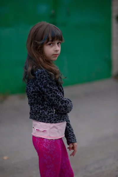 Portret van een negenjarig meisje. Een serie foto 's van een meisje van 8 of 9 jaar oud — Stockfoto