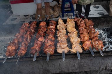 Metal şiş üzerinde yemek ızgara kebap. Barbeküde pişmiş kavrulmuş et. Barbekü sığır eti taze et chop dilimleri.