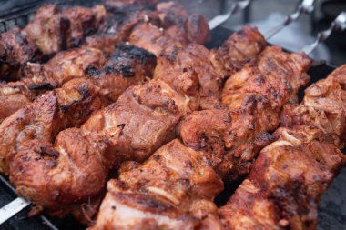 Metal şiş üzerinde yemek ızgara kebap. Barbeküde pişmiş kavrulmuş et. Barbekü sığır eti taze et chop dilimleri.