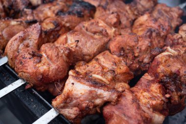 Metal şiş üzerinde yemek ızgara kebap. Barbeküde pişmiş kavrulmuş et. Barbekü sığır eti taze et chop dilimleri.