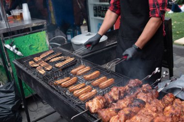 Metal şiş üzerinde yemek ızgara kebap. Barbeküde pişmiş kavrulmuş et. Barbekü sığır eti taze et chop dilimleri.