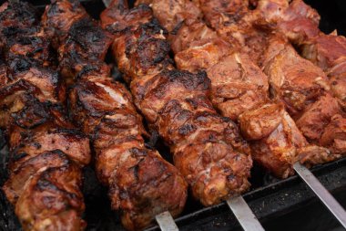 Metal şiş üzerinde yemek ızgara kebap. Barbeküde pişmiş kavrulmuş et. Barbekü sığır eti taze et chop dilimleri.