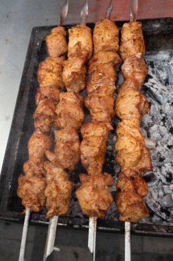 Metal şiş üzerinde yemek ızgara kebap. Barbeküde pişmiş kavrulmuş et. Barbekü sığır eti taze et chop dilimleri.