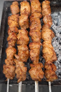 Metal şiş üzerinde yemek ızgara kebap. Barbeküde pişmiş kavrulmuş et. Barbekü sığır eti taze et chop dilimleri.