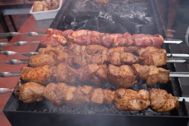 Metal şiş üzerinde yemek ızgara kebap. Barbeküde pişmiş kavrulmuş et. Barbekü sığır eti taze et chop dilimleri.
