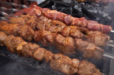 Metal şiş üzerinde yemek ızgara kebap. Barbeküde pişmiş kavrulmuş et. Barbekü sığır eti taze et chop dilimleri.