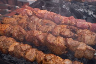 Metal şiş üzerinde yemek ızgara kebap. Barbeküde pişmiş kavrulmuş et. Barbekü sığır eti taze et chop dilimleri.