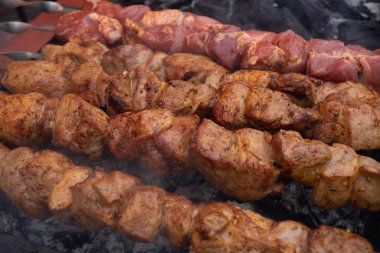 Metal şiş üzerinde yemek ızgara kebap. Barbeküde pişmiş kavrulmuş et. Barbekü sığır eti taze et chop dilimleri.