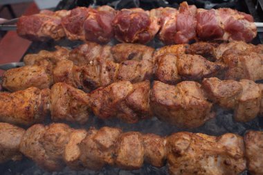 Metal şiş üzerinde yemek ızgara kebap. Barbeküde pişmiş kavrulmuş et. Barbekü sığır eti taze et chop dilimleri.
