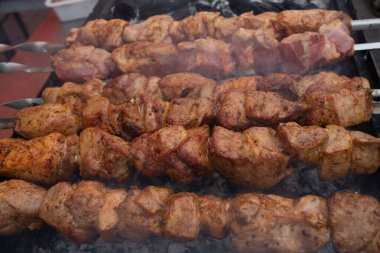 Metal şiş üzerinde yemek ızgara kebap. Barbeküde pişmiş kavrulmuş et. Barbekü sığır eti taze et chop dilimleri.