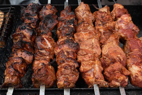 Cottura kebab alla griglia su spiedino di metallo. Carne arrosto cotta al barbecue. BBQ carne di manzo fresca tritare fette . — Foto Stock