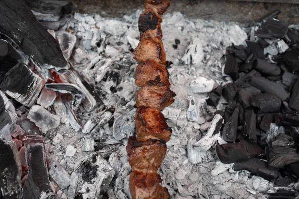 Grilled kebab cooking on metal skewer. Roasted meat cooked at barbecue. BBQ fresh beef meat chop slices. — Stock Photo, Image