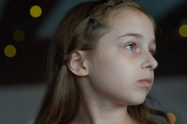 9 yaşındaki bir kız çocuğunun portresi. Bir çocuğun portre konsepti