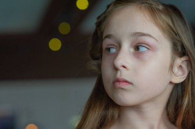 9 yaşındaki bir kız çocuğunun portresi. Bir çocuğun portre konsepti