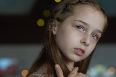 9 yaşındaki bir kız çocuğunun portresi. Bir çocuğun portre konsepti