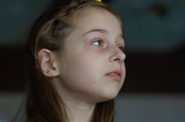 9 yaşındaki bir kız çocuğunun portresi. Bir çocuğun portre konsepti