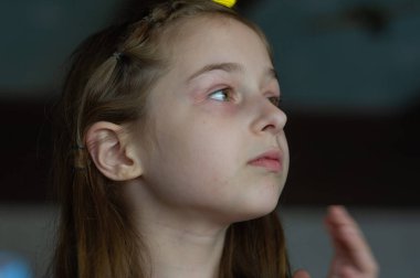 9 yaşındaki bir kız çocuğunun portresi. Bir çocuğun portre konsepti