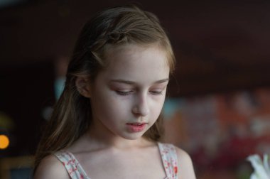 9 yaşındaki bir kız çocuğunun portresi. Bir çocuğun portre konsepti