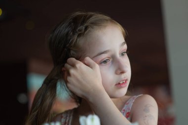 9 yaşındaki bir kız çocuğunun portresi. Bir çocuğun portre konsepti