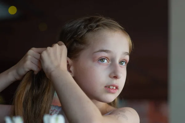 Egy 9 éves női gyermek portréja. a gyermek portrékoncepciója — Stock Fotó