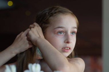 9 yaşındaki bir kız çocuğunun portresi. Bir çocuğun portre konsepti