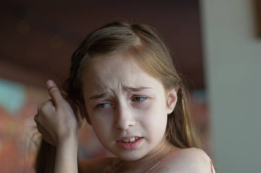 9 yaşındaki bir kız çocuğunun portresi. Bir çocuğun portre konsepti