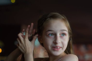 9 yaşındaki bir kız çocuğunun portresi. Bir çocuğun portre konsepti