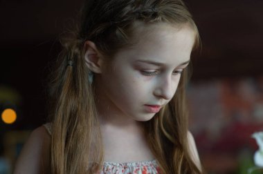 9 yaşındaki bir kız çocuğunun portresi. Bir çocuğun portre konsepti