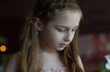 9 yaşındaki bir kız çocuğunun portresi. Bir çocuğun portre konsepti