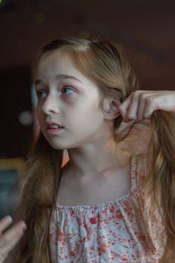 9 yaşındaki bir kız çocuğunun portresi. Bir çocuğun portre konsepti