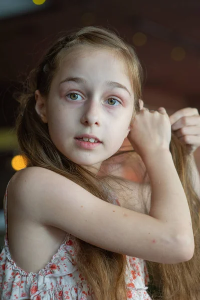 Egy 9 éves női gyermek portréja. a gyermek portrékoncepciója — Stock Fotó