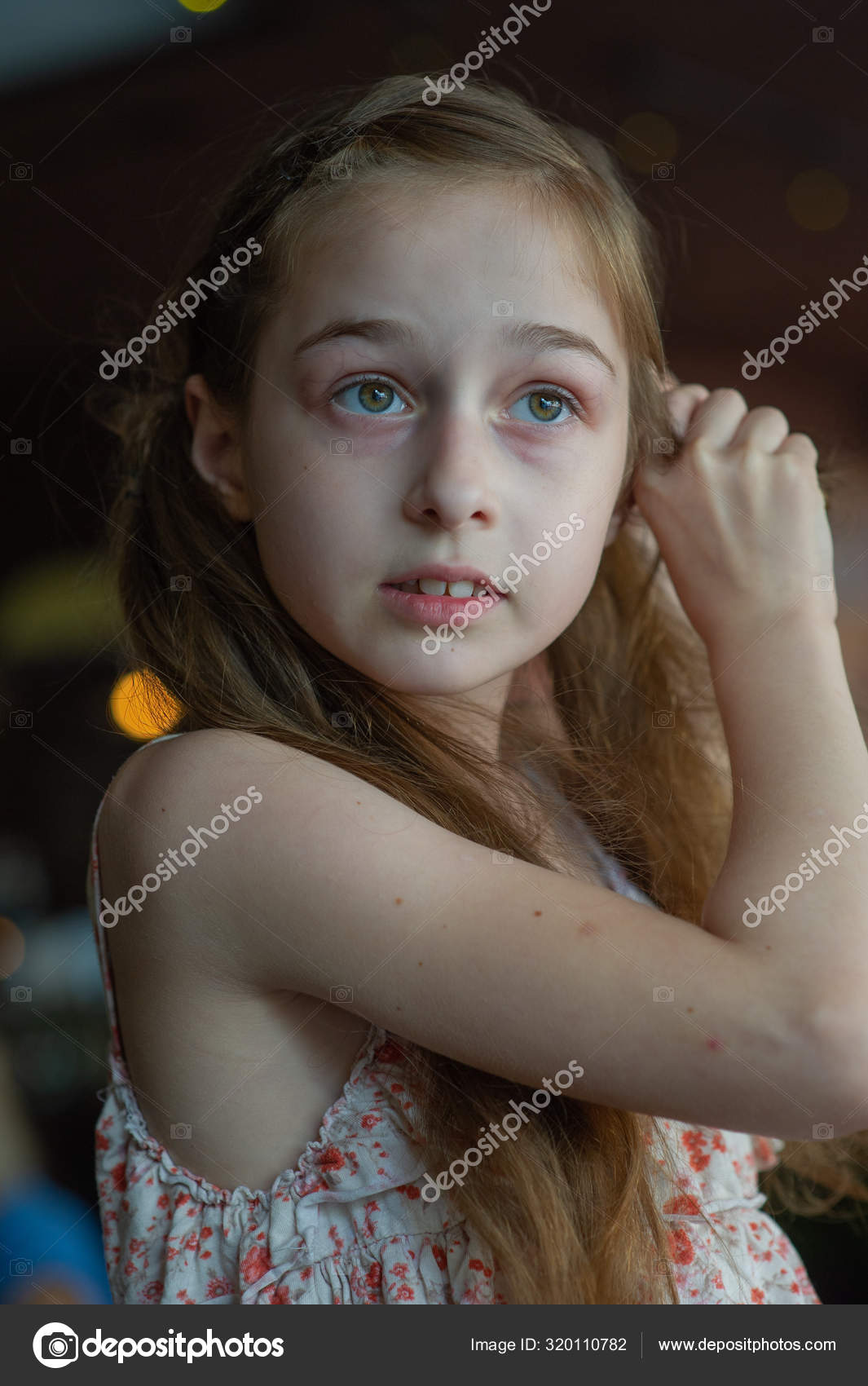 9歳 少女 9歳の女性の子供の肖像画。子供の肖像画の概念は — ストック写真 © kapinosova #320110782