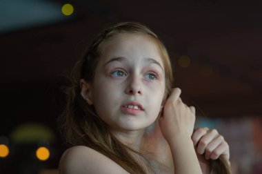 9 yaşındaki bir kız çocuğunun portresi. Bir çocuğun portre konsepti