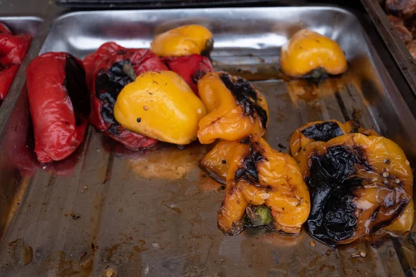 Izgarada pişmiş kırmızı biber..