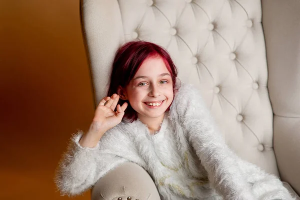 Hermosa chica de 9 años. Chica de 9 años en una silla en el estudio — Foto de Stock