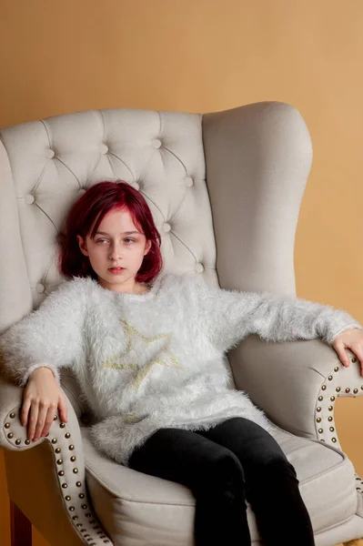 Όμορφο κορίτσι 9 ετών. Κορίτσι 9 ετών σε μια καρέκλα στο στούντιο — Φωτογραφία Αρχείου