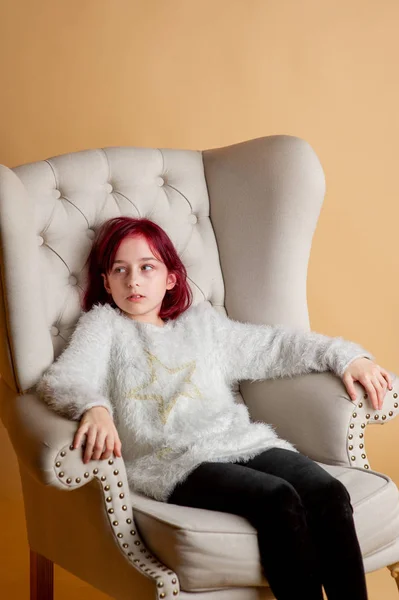 Menina bonita 9 anos. Menina 9 anos em uma cadeira no estúdio — Fotografia de Stock