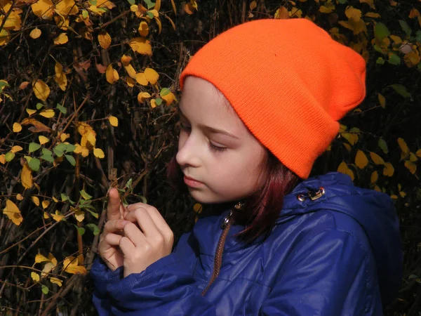 Retrato de cerca de una hermosa niña de nueve años en el parque de otoño — Foto de Stock